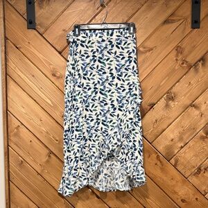 Kendall & Kylie Floral Blue and White Women's Wrap Skirt Medium